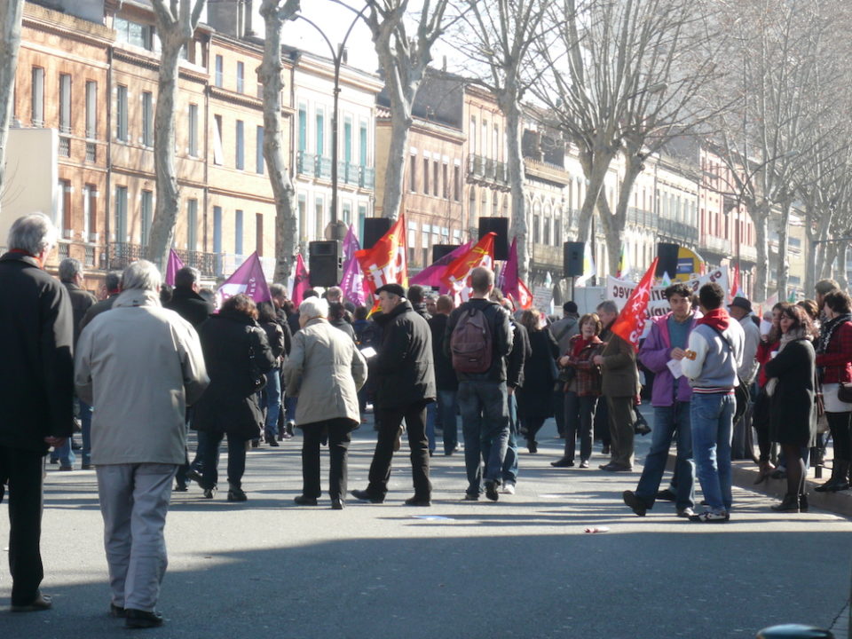 フランスでは頻繁に各地でデモが行われ、市民が政治を動かす実例が広く浸透している。