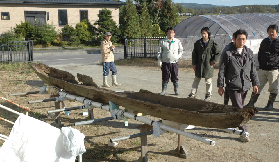 考古学の調査現場にも積極的に足を運び、多くを学ぶ。画像は2007年に厚真町で発見された15世紀の丸木舟保存作業。