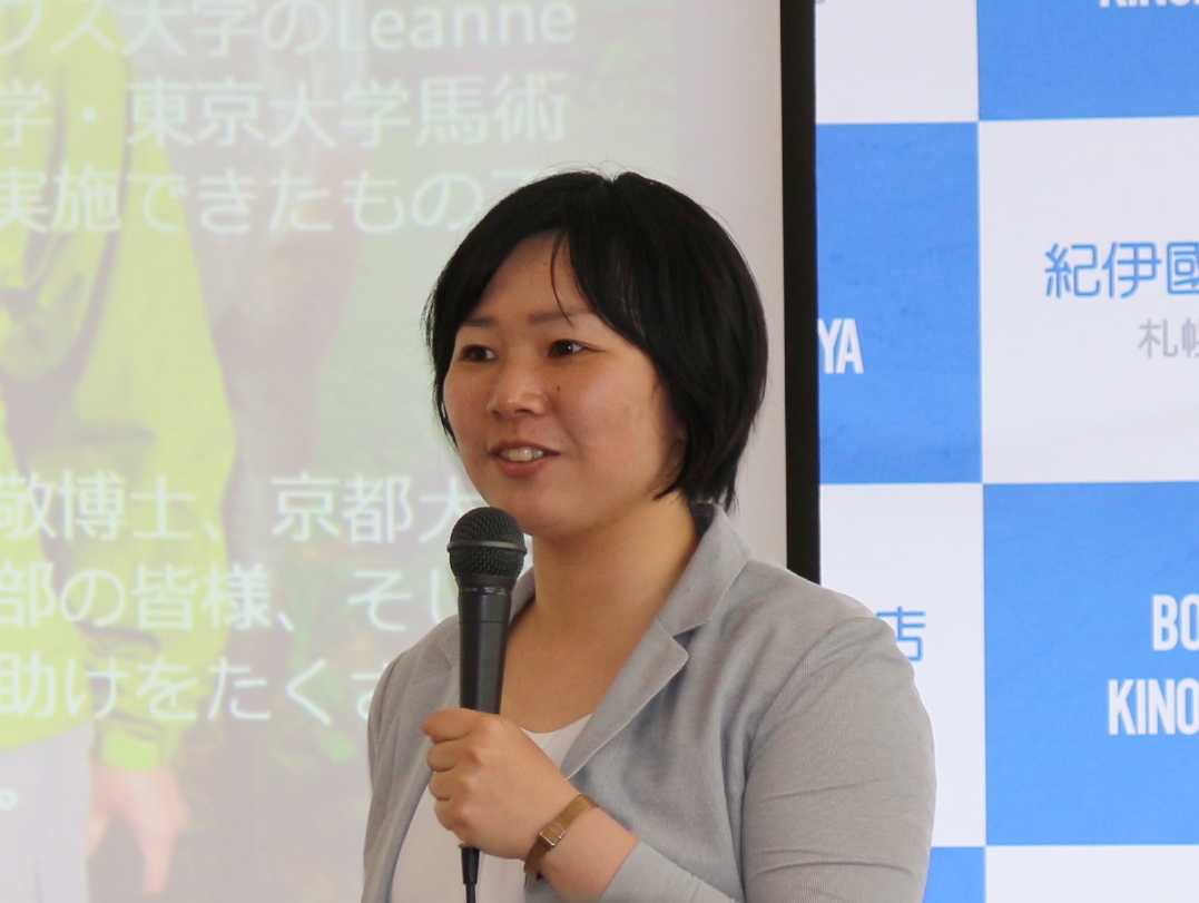 話し手の瀧本彩加先生。昨年4月に北大文学研究科の教員として札幌へ。北大赴任後はウマの研究をメインに展開されています。